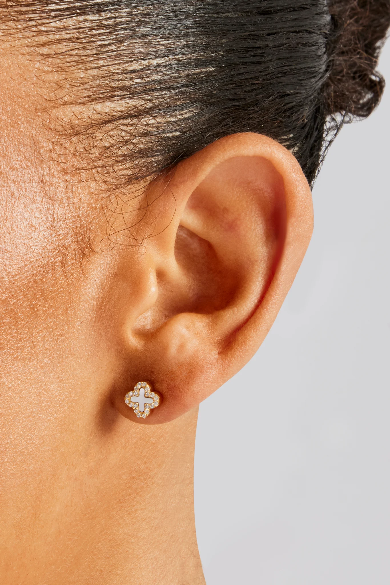 Motif Mother of Pearl Stud Earrings - 8mm - Image 2