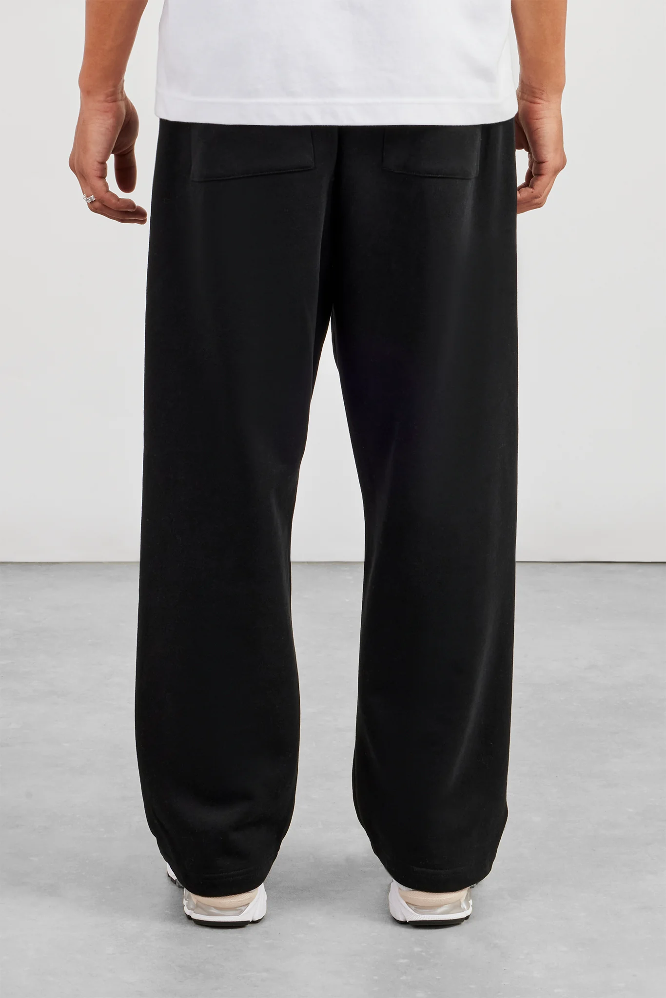 Relaxed Jogger - Black - Image 4